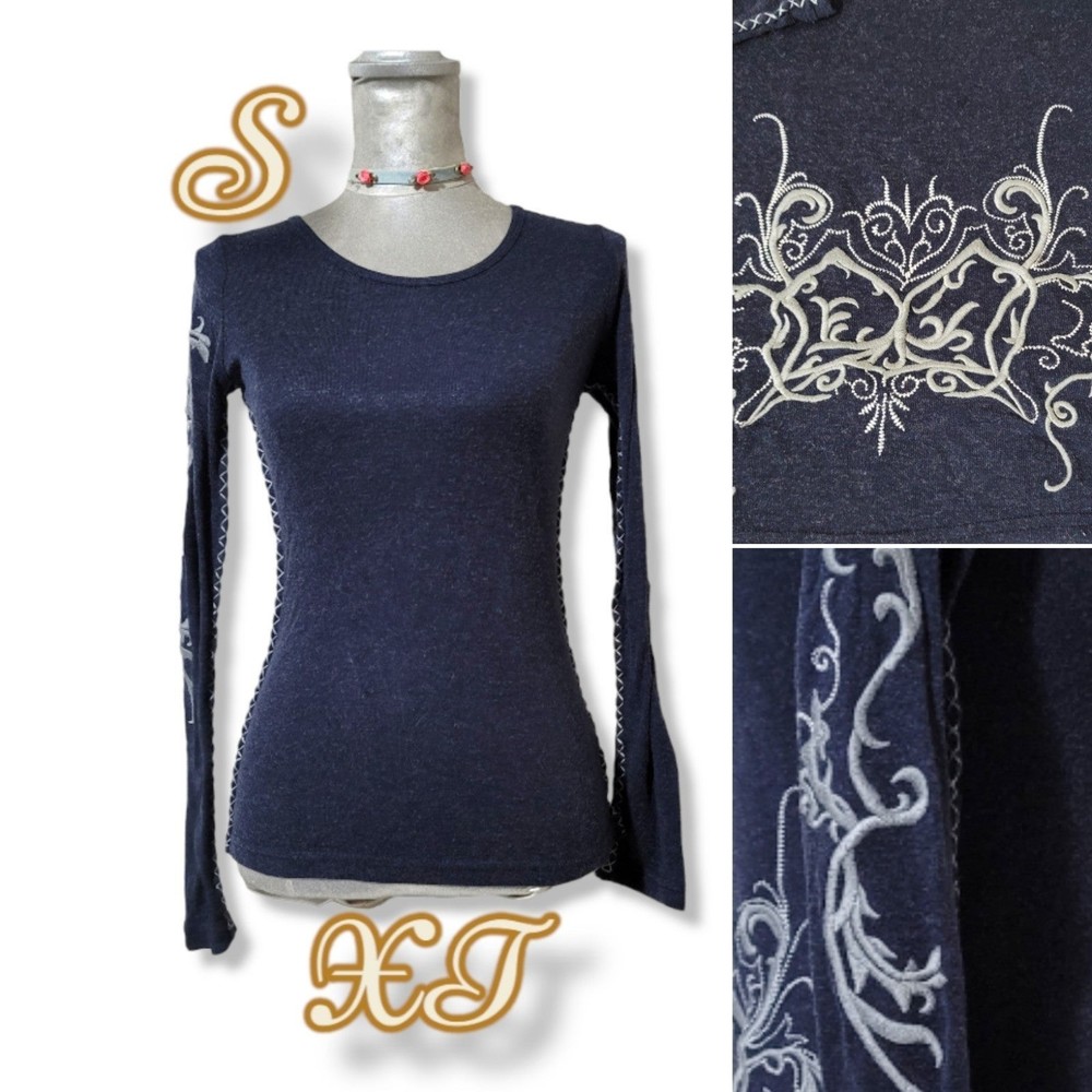 S XT Long Sleeve Embroidered Applique scoop sweater knit top blue white